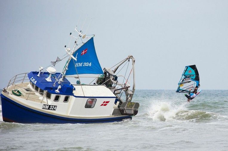 Havarierter Fischkutter behindert Cold Hawaii Windsurf World Cup 1 Kutter gestrandet bei Cold Hawaii World Cup